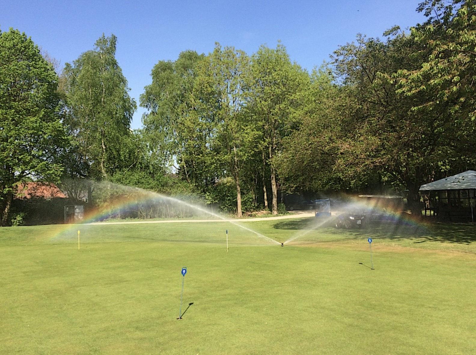 Beregnungs-Regenbogen. Einige neue Flächen werden auch tagsüber beregnet.