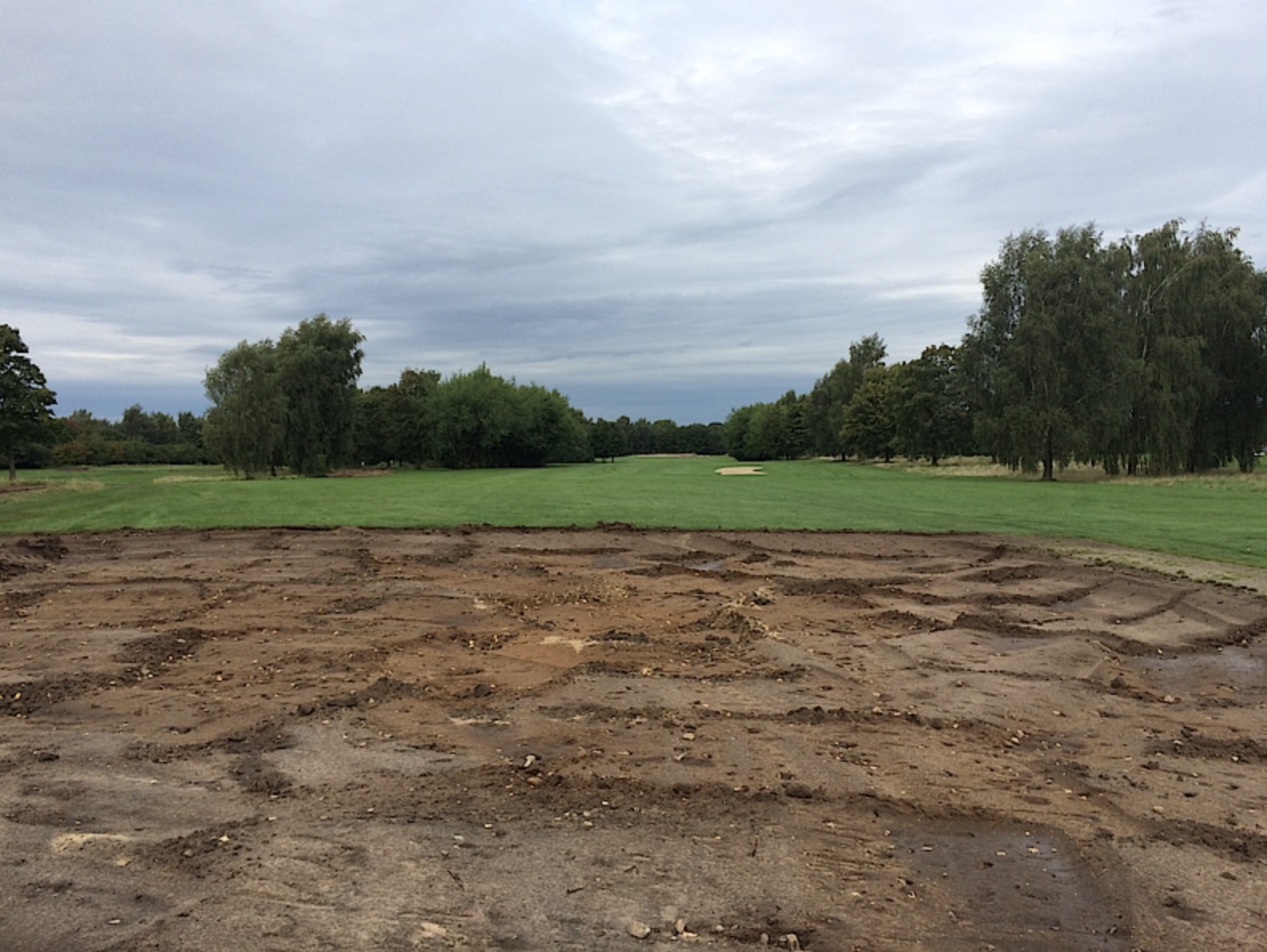 Abschlag 9: Damentee entfernt - freier Blick auf das Fairway
